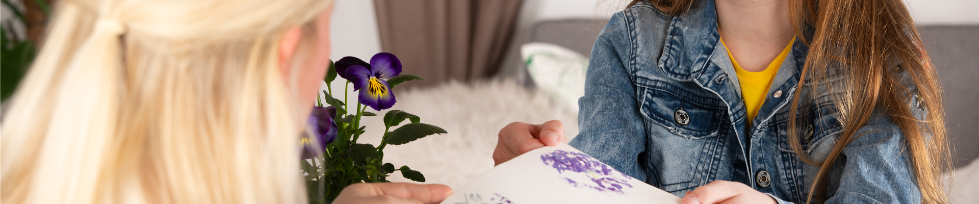 Muttertagskarte überreichen