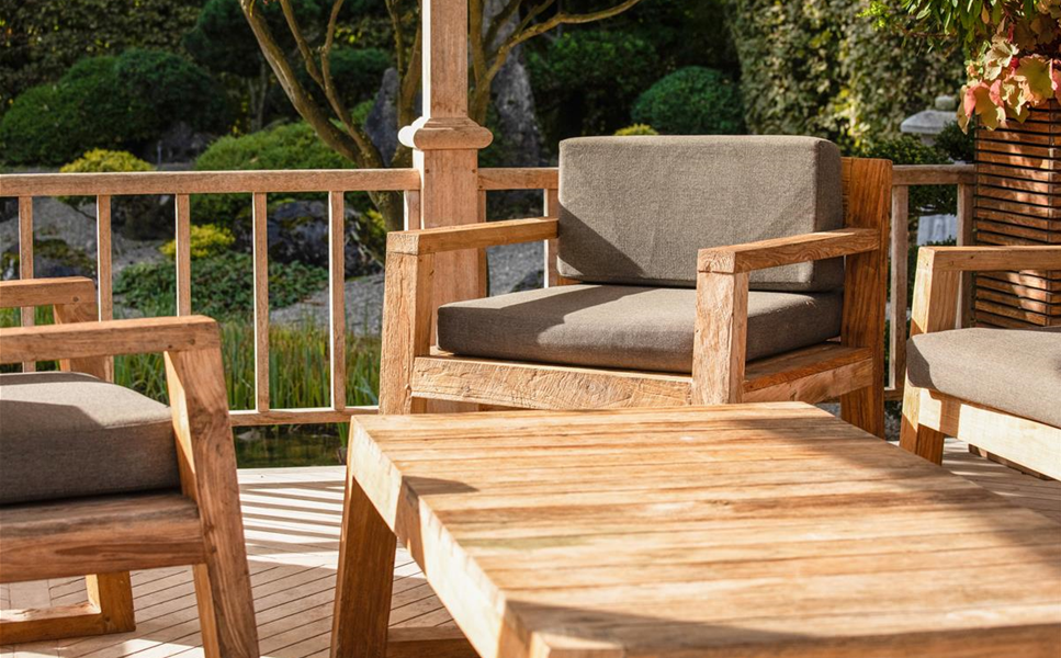 Natürlich und warm - Gartenmöbel aus Holz Natürlich und warm - Gartenmöbel aus Holz